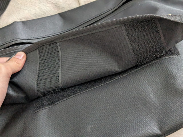 フラップ内側の面ファスナー（マジックテープ）部分