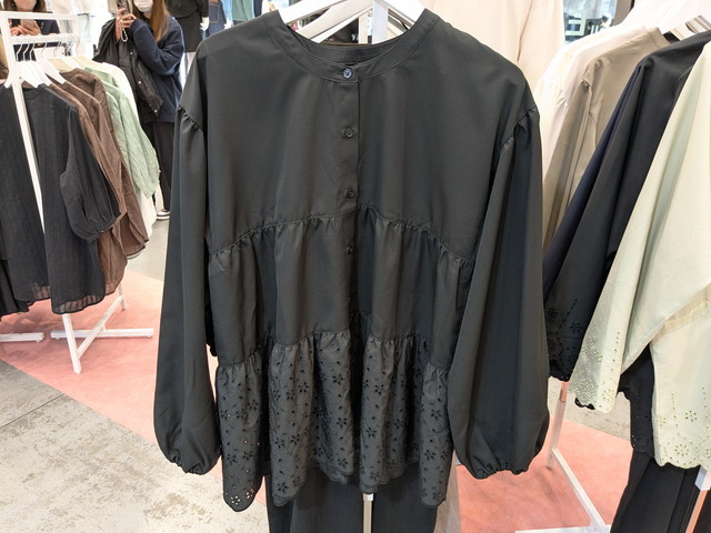 黒の撥水エンプロティアードブラウス