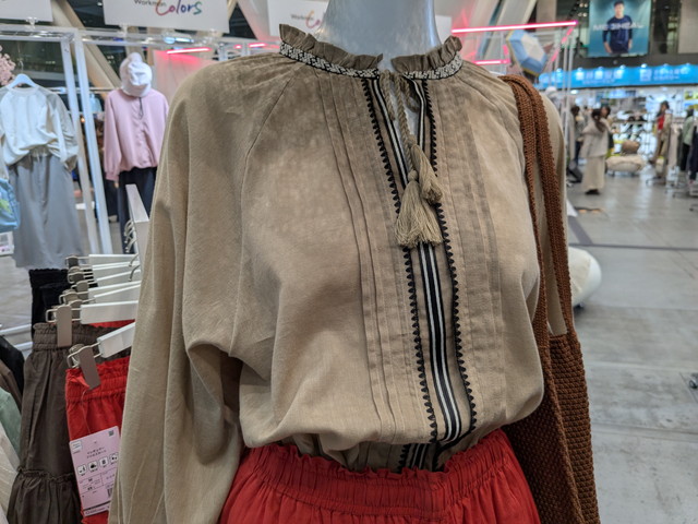 ボイル刺繍ブラウスを着用したマネキン