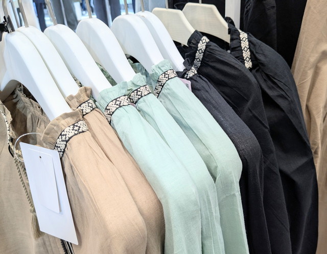 ボイル刺繍ブラウスのカラバリ