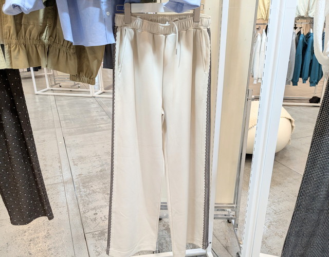 レースラインパンツ