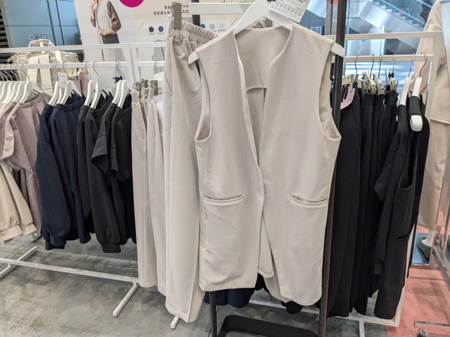 ベージュのハレナリージレジャケット