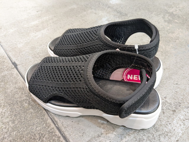 黒のヒールストラップニットサンダル