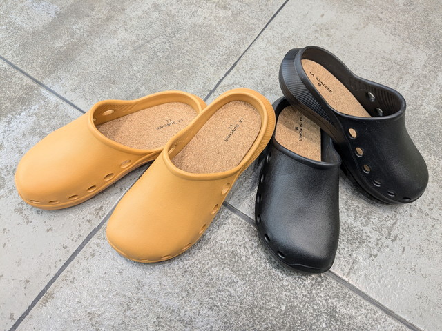 2色のレディースコンフォートコルキーサンダル