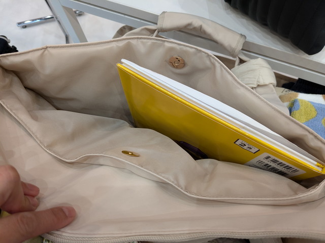 スナップボタン付きフロントポケット