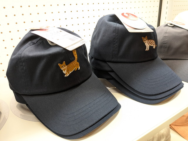 猫の刺繍が入ったキャップ