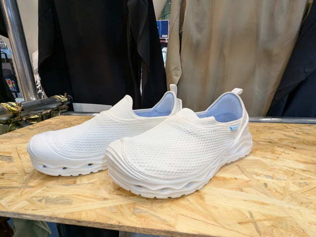 XShelterのスニーカー