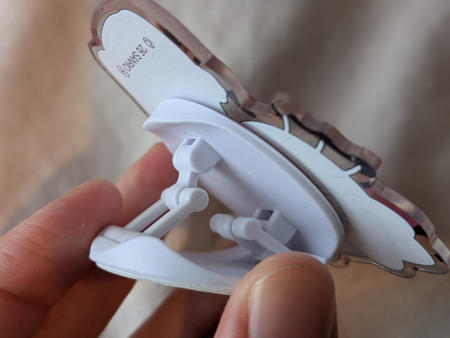 スマホグリップ裏面の可動構造