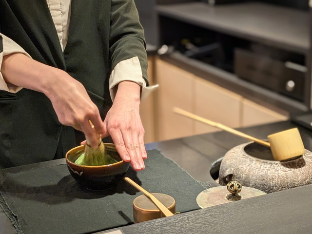 茶バリエが抹茶を点てる様子