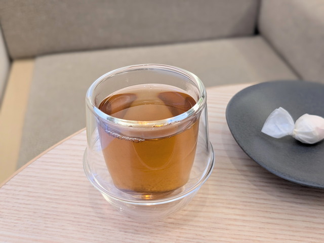 ホテル1899東京のティーカウンターで提供されるほうじ茶