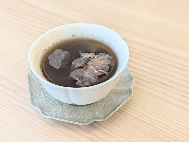 お茶と眠りのめぐりステイのお目覚めドリンク（桜ほうじ茶お汁粉）