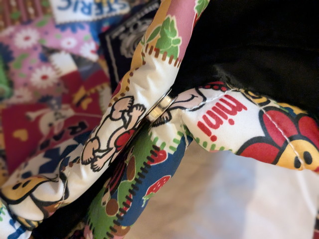 スクエアバッグのサイドの縫製とパイピング部分のアップ