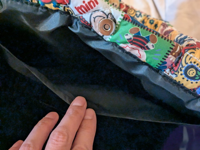 開口部のマグネットボタンと内ポケットのアップ