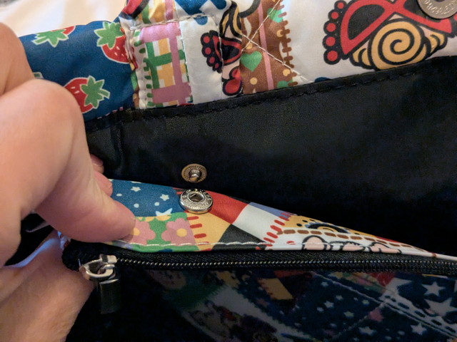 トートの開口部マグネットとサコッシュのファスナー部分のアップ