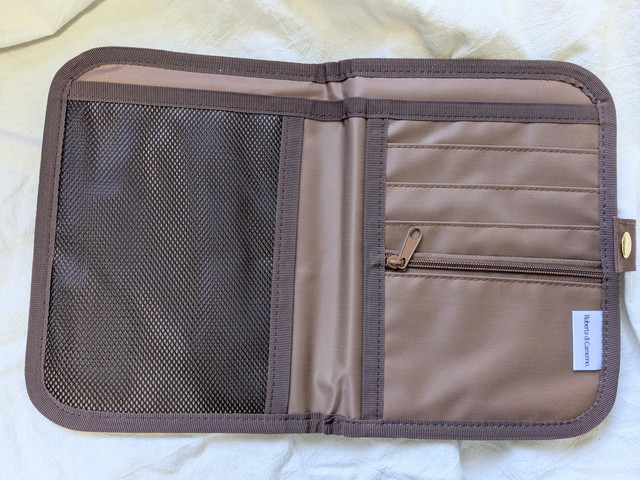 マルチケースを開いた状態 メッシュポケットとカードポケットとファスナーポケットが見える