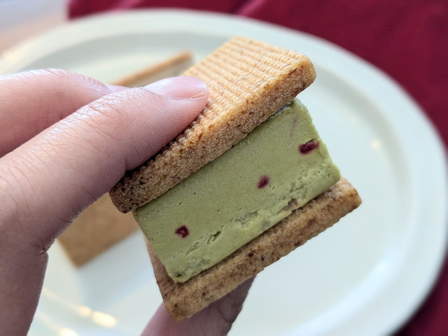 ピスタチオ＆フランボワーズの断面アップ