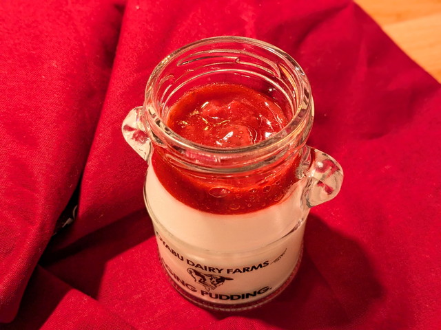 MILK'OROのヨーグルトのクリームババロワ いちごジュレのアップ