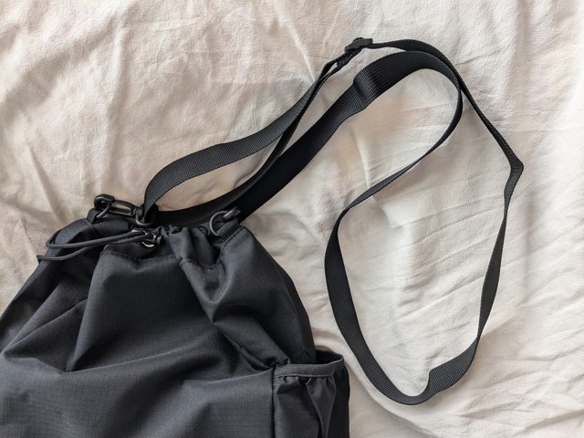 ショルダーストラップを付けた状態のバッグ