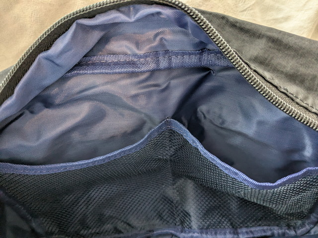 バッグ内側の仕切りポケット
