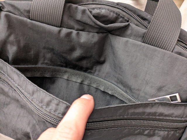 背面ポケットの開閉