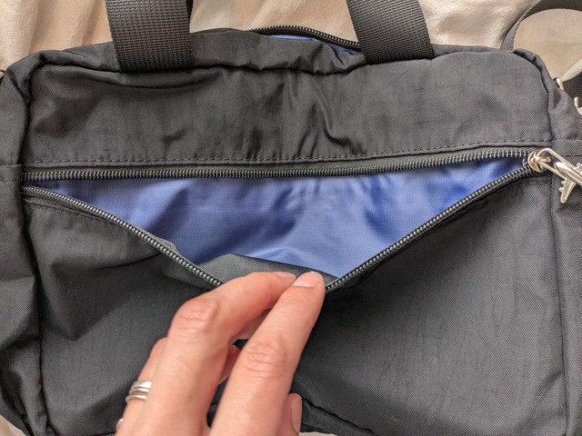 バッグ前面ポケットの内側