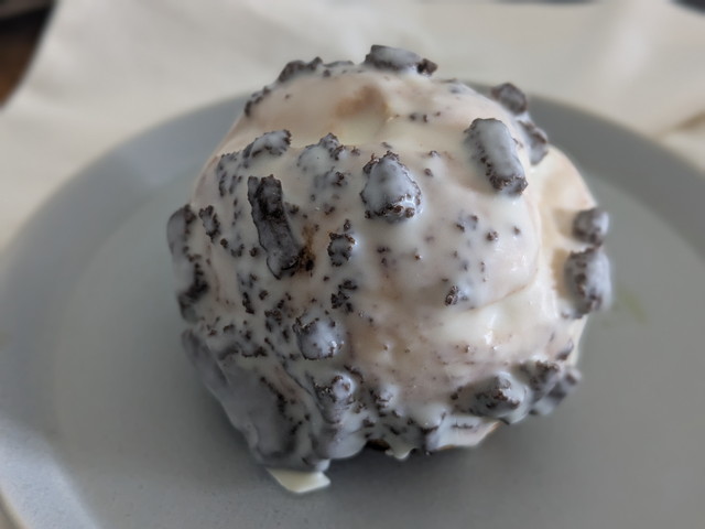 白いブラックサンダー クッキー＆クリームシュー 外観