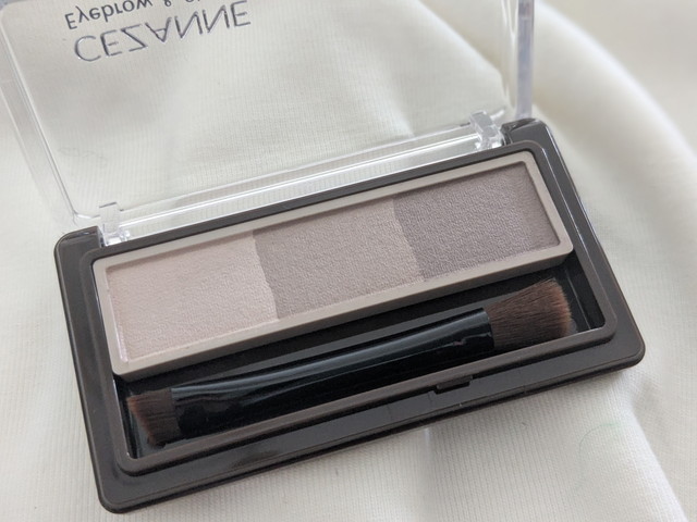 セザンヌ アイブロウ＆シェードパウダー 03 ソフトグレージュ 開封