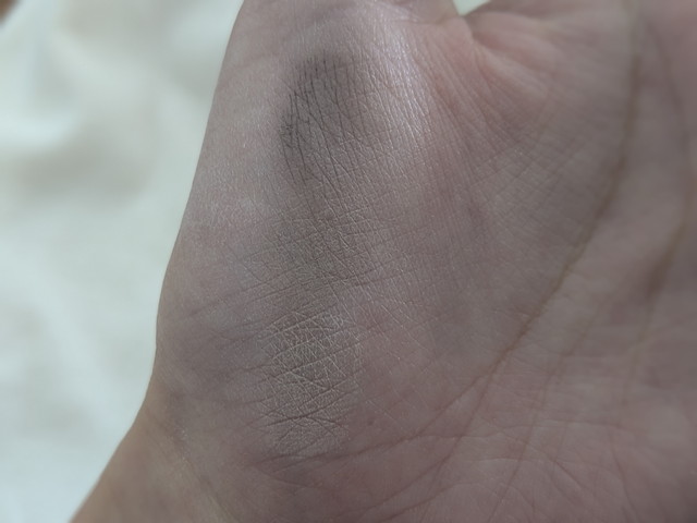 セザンヌ アイブロウ＆シェードパウダー 03 ソフトグレージュ スウォッチ