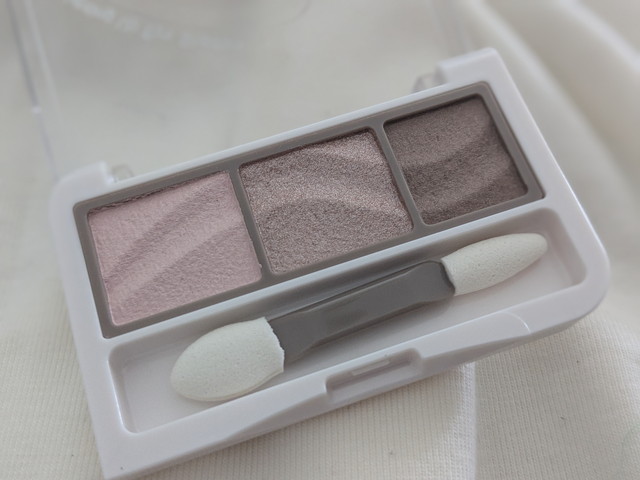 セザンヌ ライティングアップアイシャドウ 03 シェルグレージュ 開封
