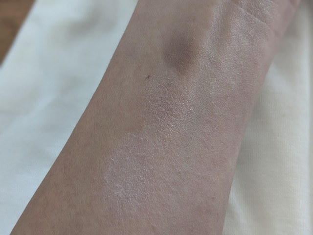 セザンヌ ライティングアップアイシャドウ 03 シェルグレージュ スウォッチ