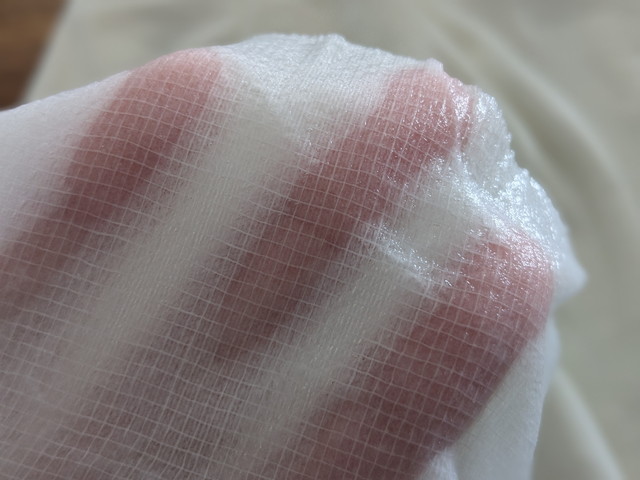 メッシュ面のシートに美容液が含まれている様子