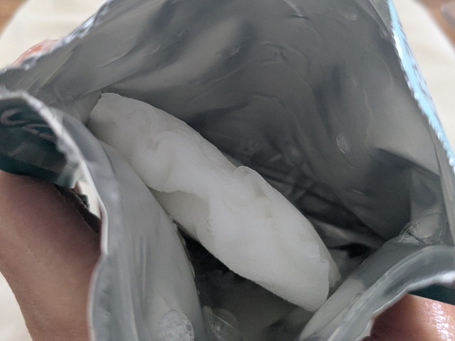 ナチュラルクリアマスクのシートが入った袋の中身