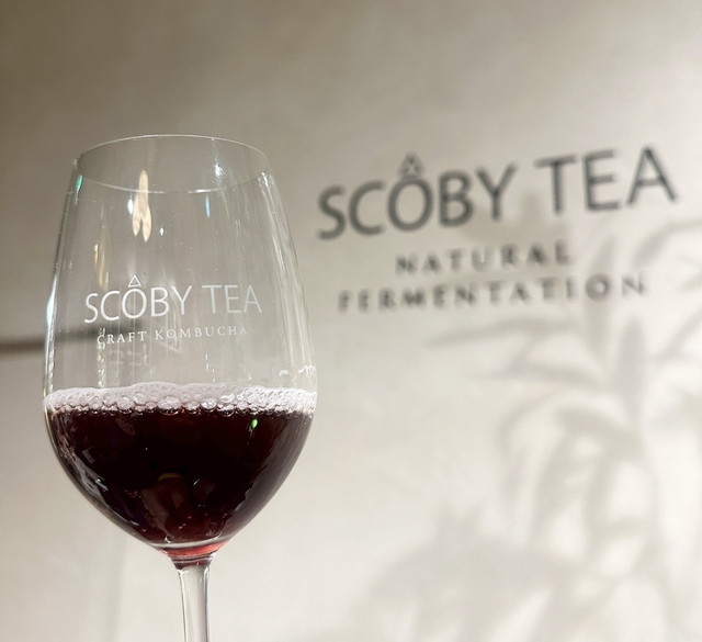 レセプションイベントでワイングラスに注がれたSCOBY TEAのコンブチャ
