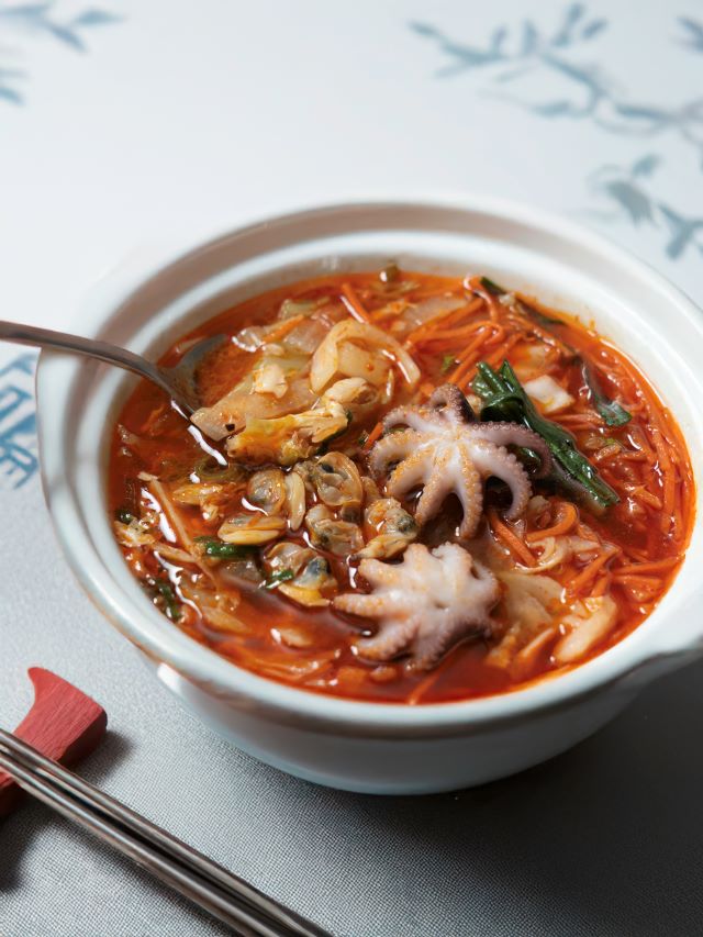 成城石井自家製 イイダコとあさりの5種野菜のチゲ鍋（イイダコ入りチゲ鍋）