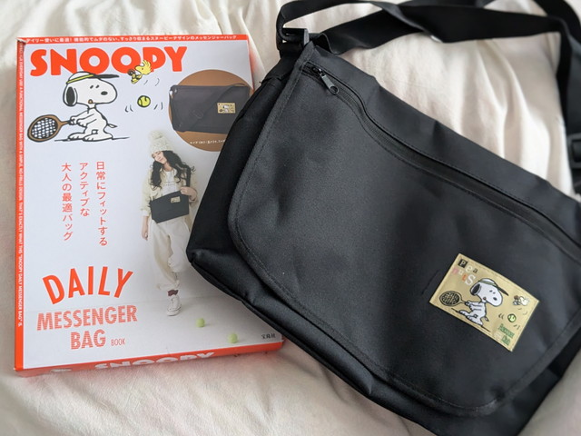 SNOOPY DAILY MESSENGER BAG BOOKの表紙と付録メッセンジャーバッグ
