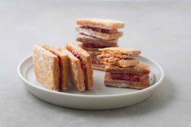 成城石井自家製 発酵バターパイのクリームサンド 3種のミックスベリー（カット断面）