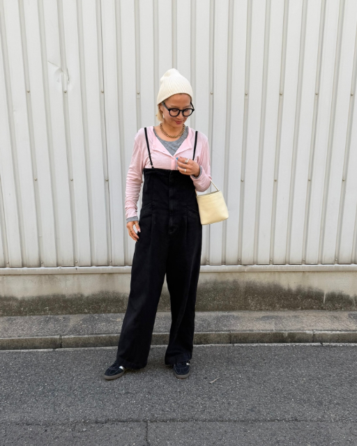 ピンクとブラウンのソフトシアーカーディガンを着用したコーデ