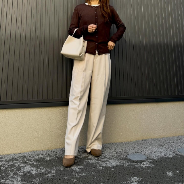 ブラウンのソフトシアーカーディガンを着用したコーデ