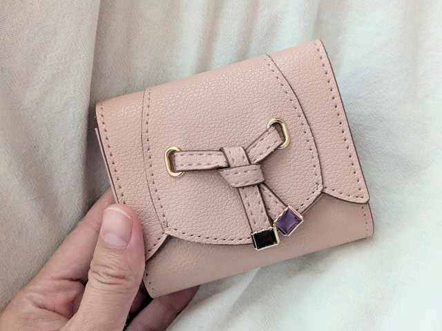 VIS フラワーカット財布ミニ ピンク 前面 リボンモチーフ・スタッズ アップ