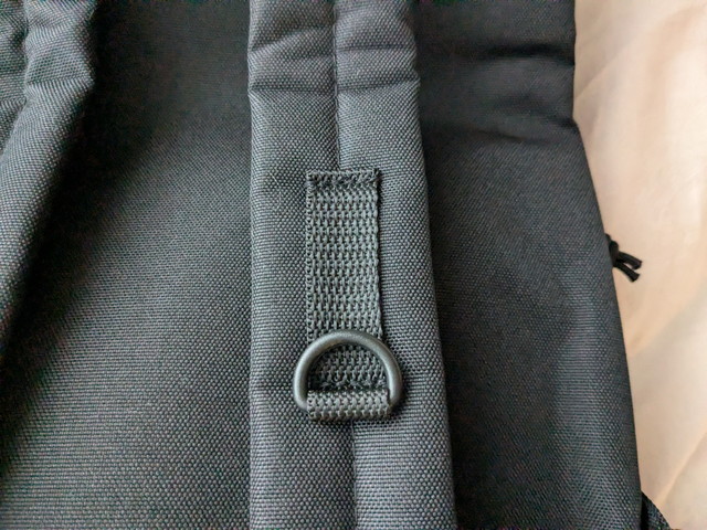 CUNE BIG BACKPACK 背面Dカン