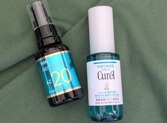 メディショットAZ20・キュレル角層深部バリア美容液 ボトル並び