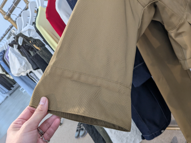 ベージューのGU×rokhのペプラムブルゾンの袖部分