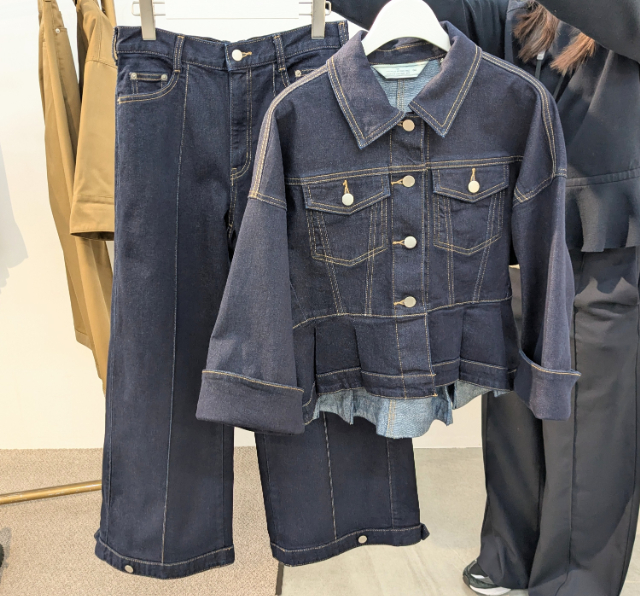 GU×rokhのペプラムブルゾンとバルーンパンツ