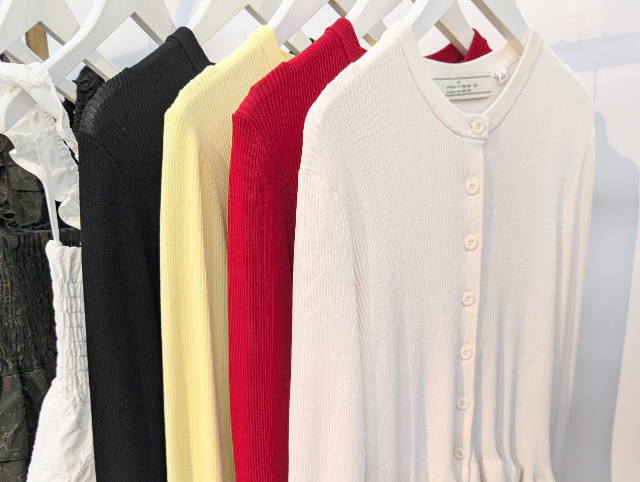 GU×rokhのリブフリルカーディガン(7分袖)