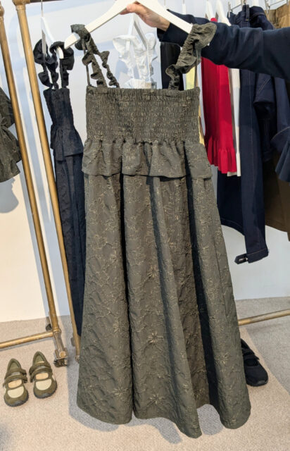 GU×rokhのスモッキングワンピース