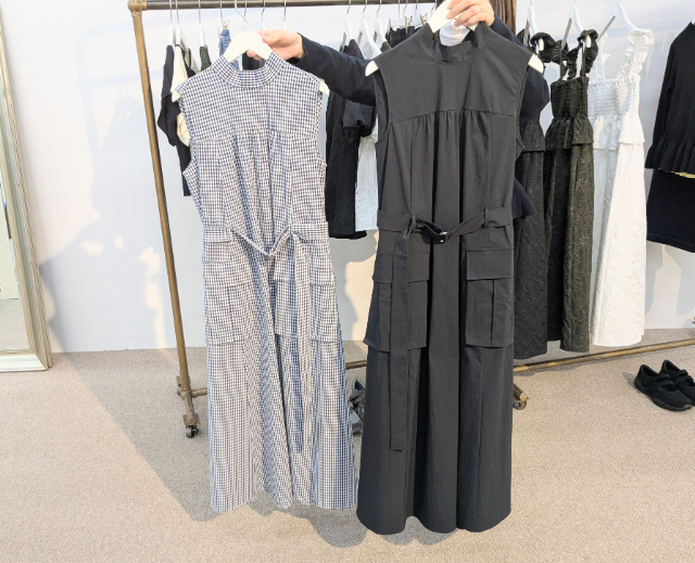 GU×rokhのAラインロングワンピースの表側