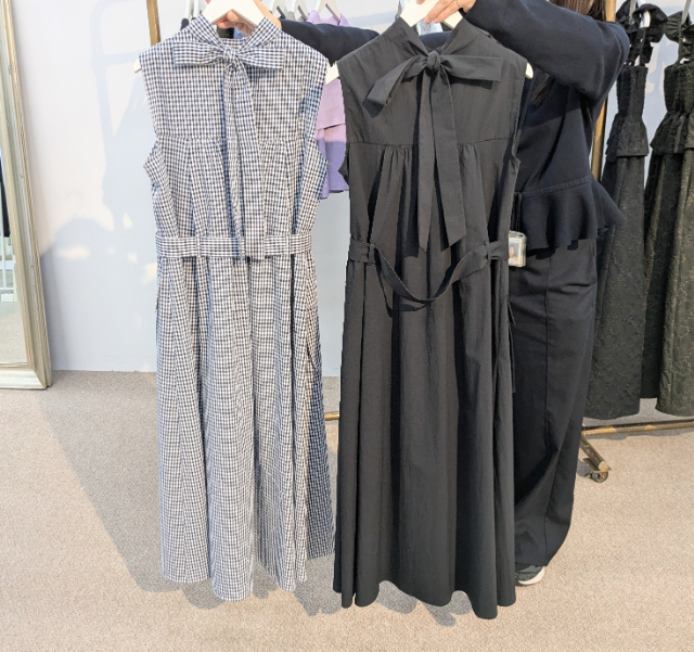 GU×rokhのAラインロングワンピースのうしろ側