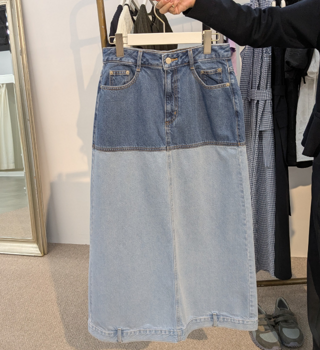 GU×rokhのツートーンデニムスカート