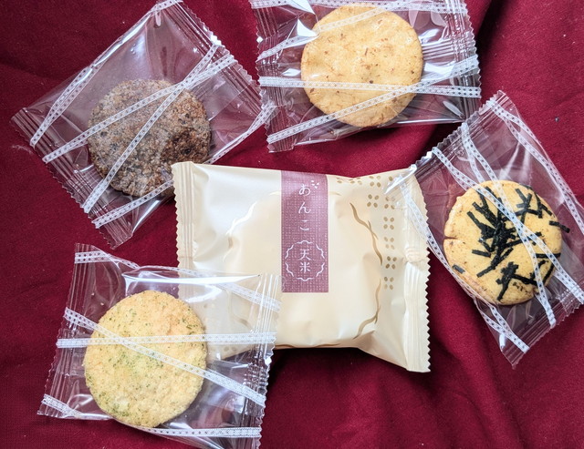 富士見堂 あんこ天米と4種のおせんべい 並べた様子