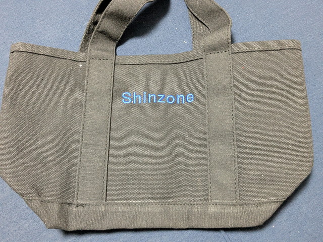 Shinzoneロゴ面のトートバッグ